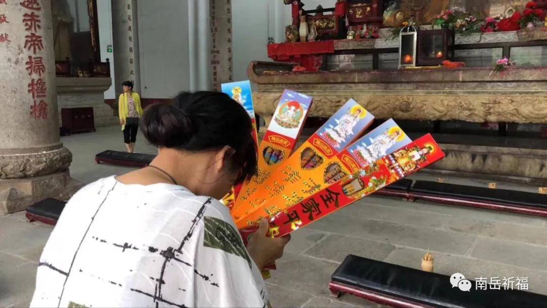 比方說小區門口很多人聊天