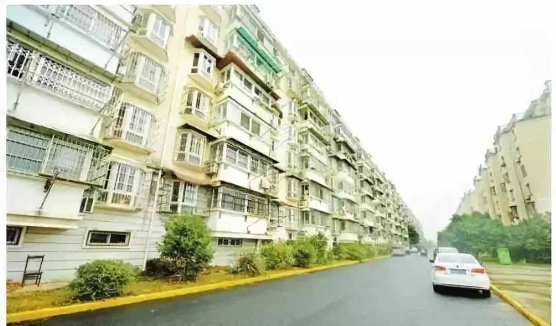 比如廣汕路附近的兩個(gè)限價(jià)房小區(qū)