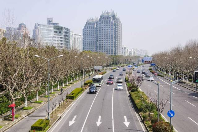 是和商品房一起統一由開發商辦理的